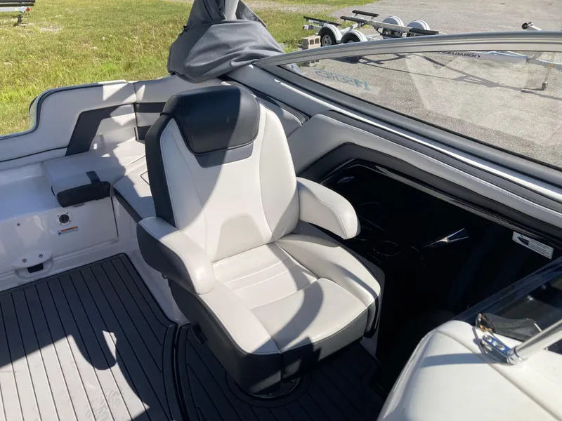 Slide: The Image of 2017 Yamaha Boats 242 Limited S E-Series interior with a sleek captain's chair. - 18