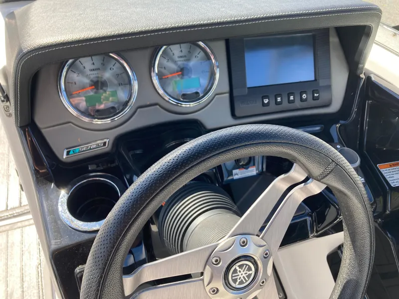 Slide: The Image of Steering wheel and dashboard of 2017 Yamaha Boats 242 Limited S E-Series. - 25