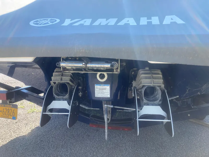 Slide: The Image of Rear view of 2017 Yamaha Boats 242 Limited S E-Series with dual jet drives. - 9
