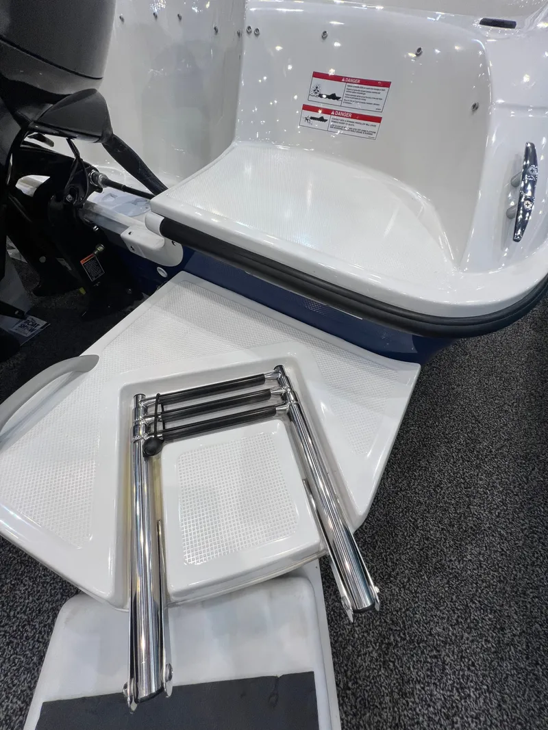 Slide: The Image of Bayliner E16LE 2026 boat with retractable swim ladder. - 10