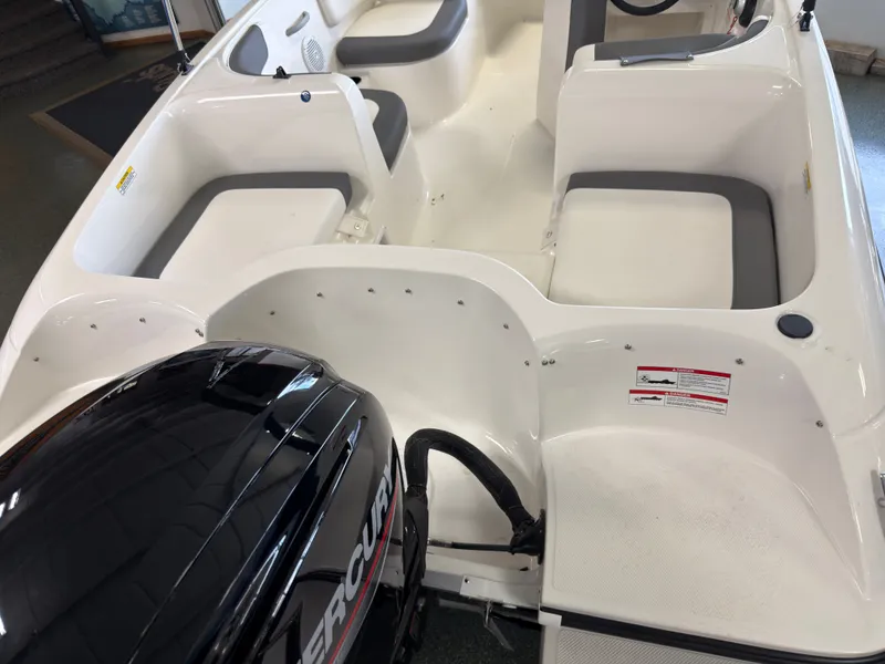 Slide: The Image of Bayliner E16LE 2026 - 11