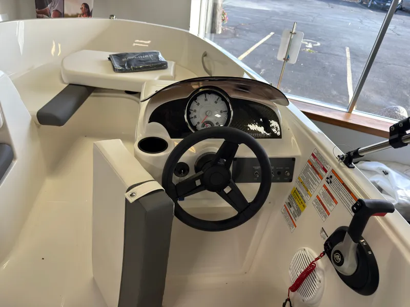 Slide: The Image of Bayliner E16LE 2026 - 14