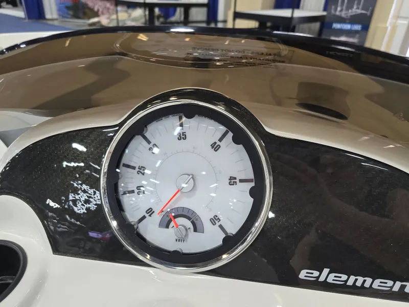 Slide: The Image of Bayliner E16LE 2026 - 27