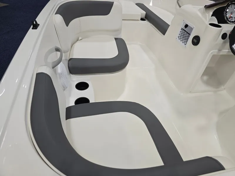 Slide: The Image of Bayliner E16LE 2026 - 32