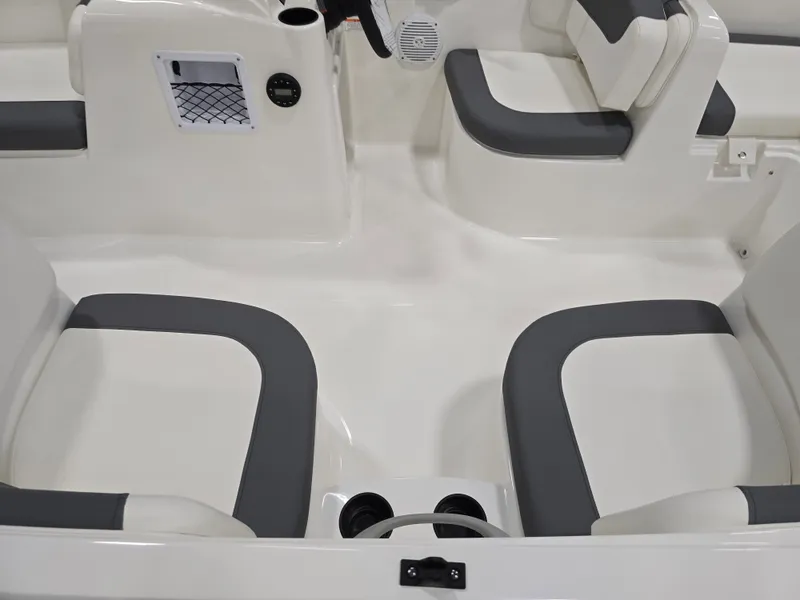 Slide: The Image of Bayliner E16LE 2026 - 33