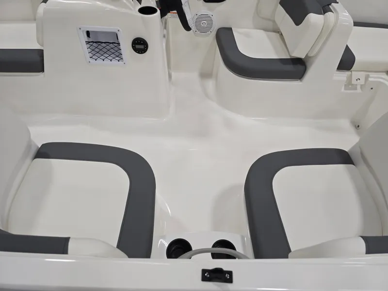 Slide: The Image of Bayliner E16LE 2026 - 34