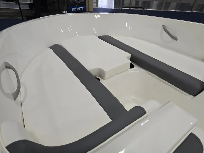 Slide: The Image of Bayliner E16LE 2026 - 35