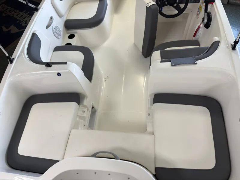 Slide: The Image of Bayliner E16LE 2026 - 4