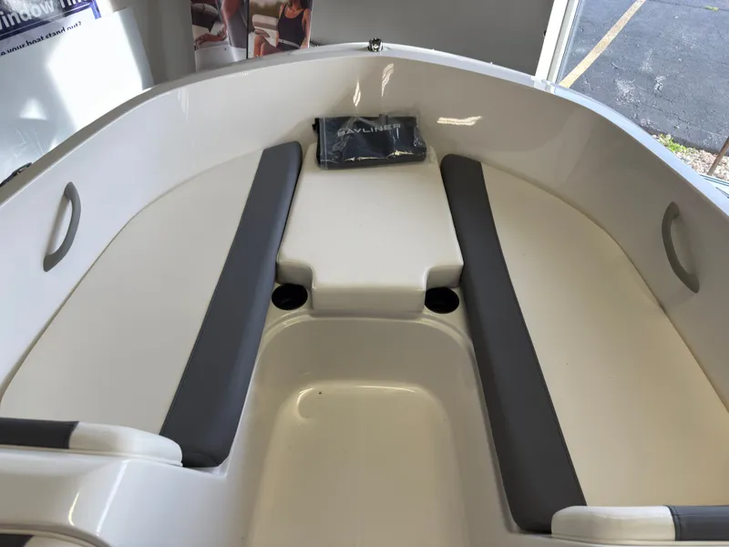 Slide: The Image of Bayliner E16LE 2026 - 8