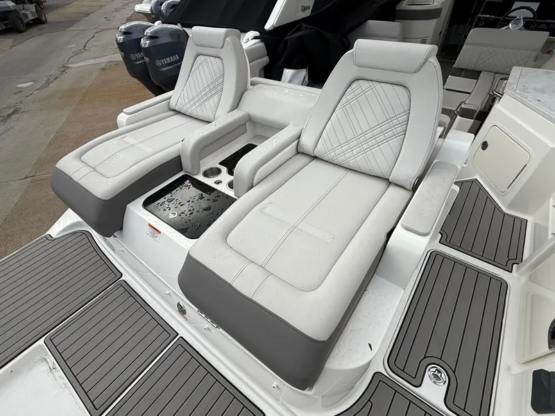 Slide: The Image of Sea Ray SDX 290 2026 - 10