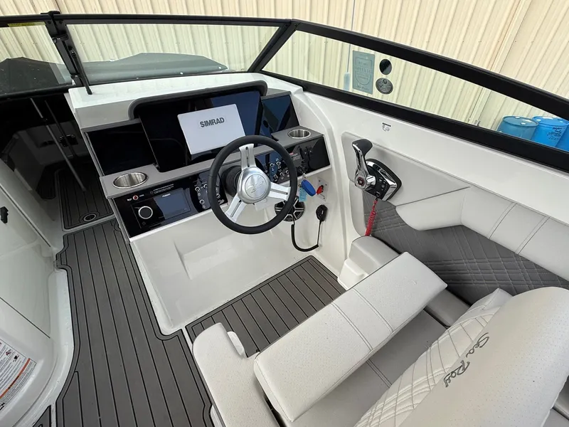 Slide: The Image of Sea Ray SDX 290 2026 - 12