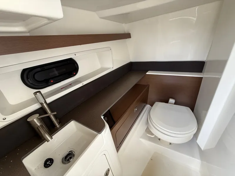 Slide: The Image of Sea Ray SDX 290 2026 - 17