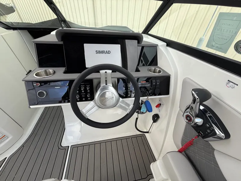 Slide: The Image of Sea Ray SDX 290 2026 - 18