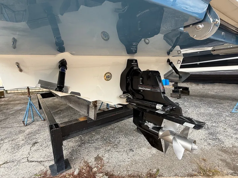 Slide: The Image of Sea Ray SDX 290 2026 - 9