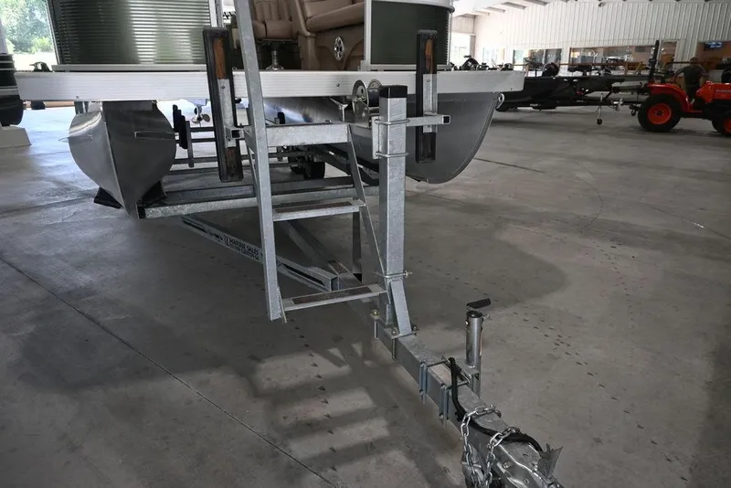 Slide: The Image of 2019 Bennington 22 SSR pontoon boat on trailer in indoor showroom. - 7