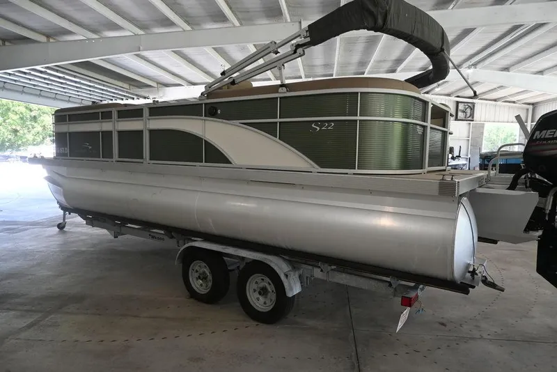 Slide: The Image of 2019 Bennington 22 SSR pontoon boat on trailer in covered storage. - 8