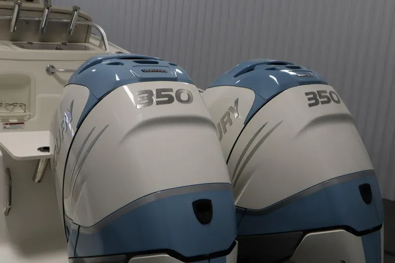 Slide: The Image of Mako 284 Center Console 2017 - 62