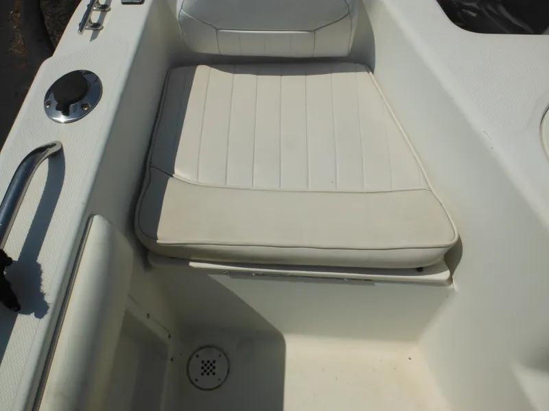 Slide: The Image of 2004 Hydra-Sports Lightning 202 DC boat seat with white cushioned upholstery. - 19