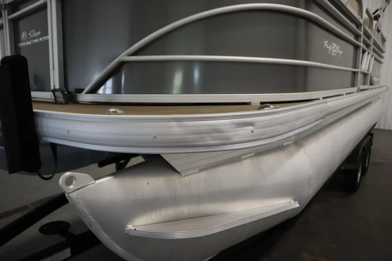 Slide: The Image of Sun Tracker Party Barge 20 DLX 2022 - 52