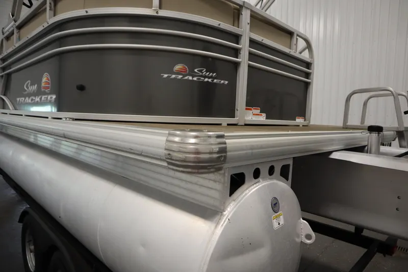 Slide: The Image of Sun Tracker Party Barge 20 DLX 2022 - 54