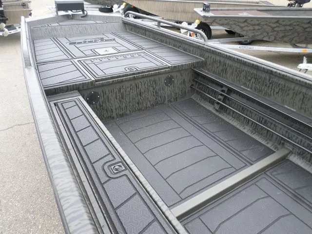 Slide: The Image of Gator-Tail Savage 1750 Mid Deck 2025 - 3