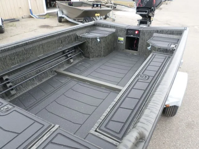 Slide: The Image of Gator-Tail Savage 1750 Mid Deck 2025 - 4