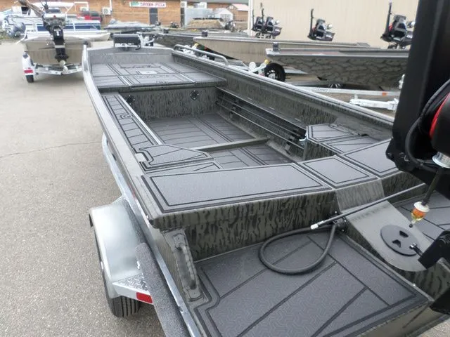 Slide: The Image of Gator-Tail Savage 1750 Mid Deck 2025 - 5