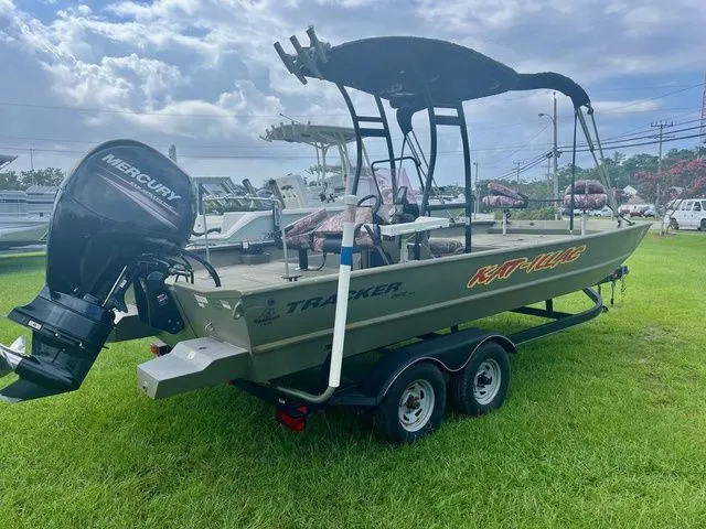 Slide: The Image of Tracker Grizzly 2072 CC 2018 - 4