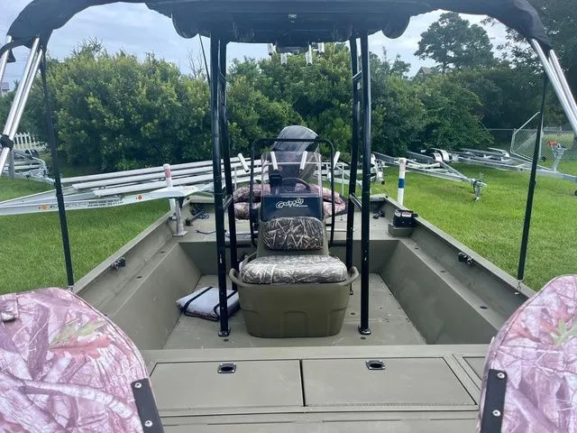 Slide: The Image of Tracker Grizzly 2072 CC 2018 - 6