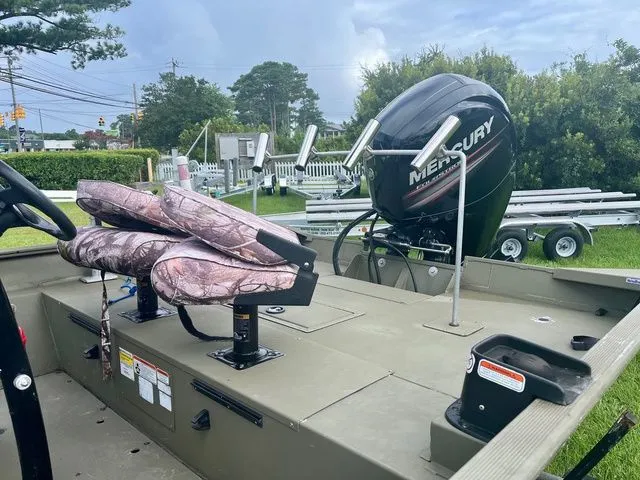 Slide: The Image of Tracker Grizzly 2072 CC 2018 - 7