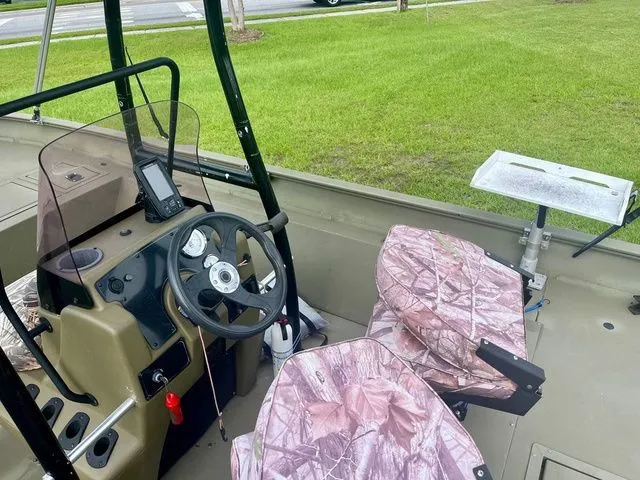 Slide: The Image of Tracker Grizzly 2072 CC 2018 - 8