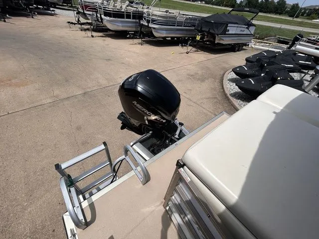 Slide: The Image of Bentley Pontoons 220 Bentley Fish 2020 - 12