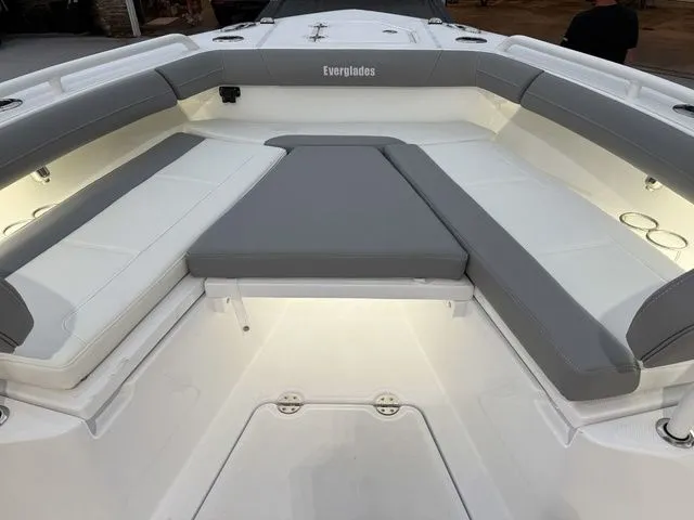 Slide: The Image of Everglades 253 Center Console 2026 - 38