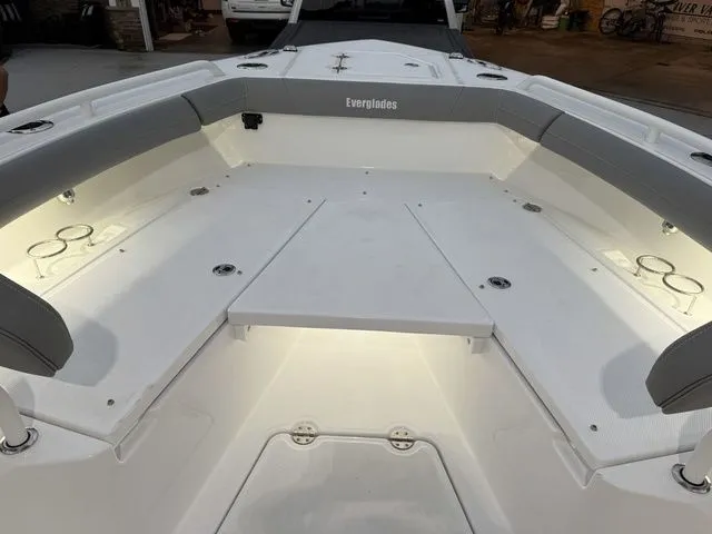 Slide: The Image of Everglades 253 Center Console 2026 - 41
