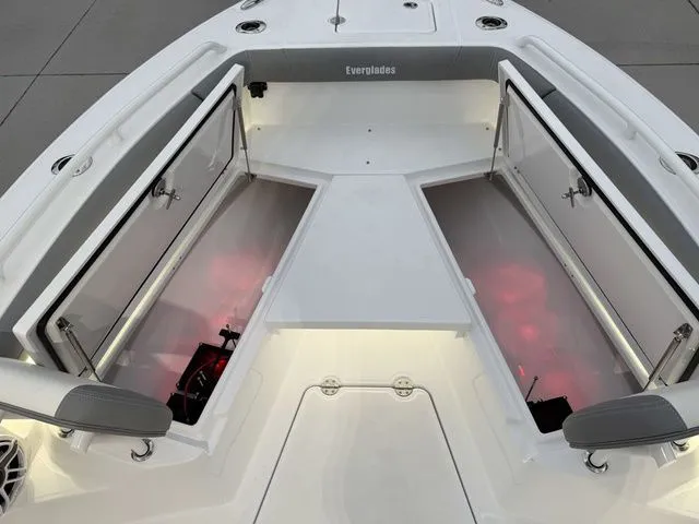 Slide: The Image of Everglades 253 Center Console 2026 - 42