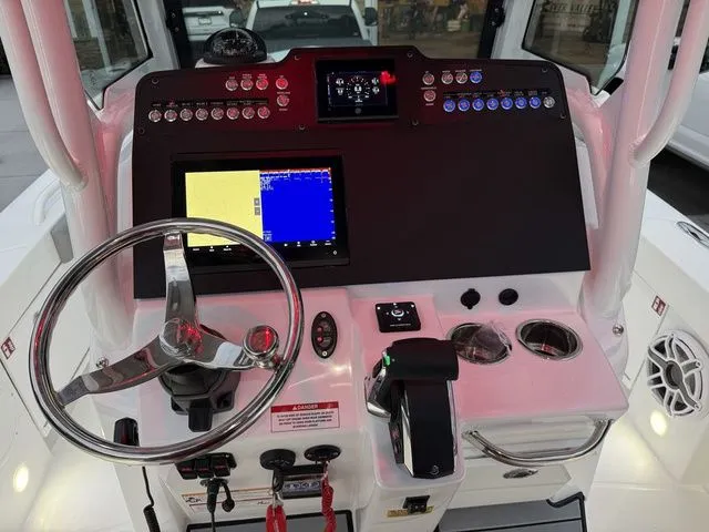 Slide: The Image of Everglades 253 Center Console 2026 - 18