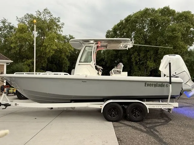 Slide: The Image of Everglades 253 Center Console 2026 - 3