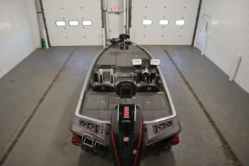 Slide: The Image of 2023 Ranger Z519 boat in a spacious indoor garage setting. - 10