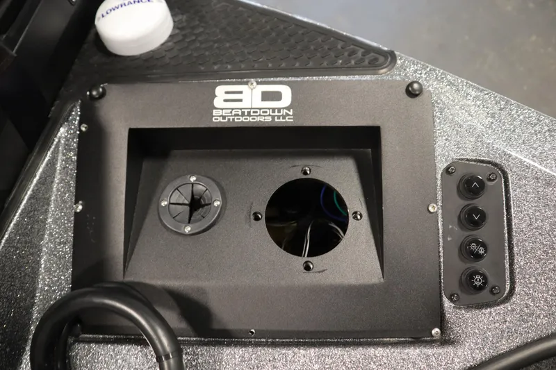Slide: The Image of Control panel of 2023 Ranger Z519 boat with Beatdown Outdoors LLC mount. - 14