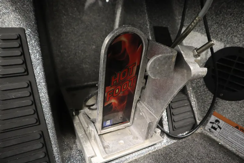 Slide: The Image of 2023 Ranger Z519 boat with Hot Foot throttle pedal, close-up view. - 38