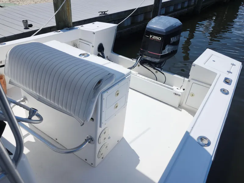 Slide: The Image of 2002 Regulator 23 Classic boat interior with Yamaha V250 outboard motor. - 11