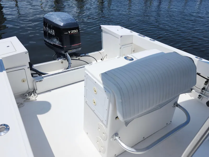 Slide: The Image of 2002 Regulator 23 Classic boat interior with Yamaha V250 outboard motor. - 20