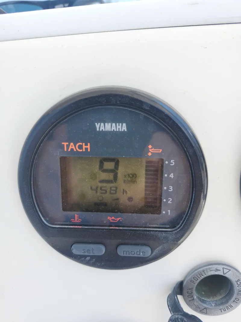 Slide: The Image of Yamaha tachometer on 2002 Regulator 23 Classic boat, displaying 458 hours. - 29