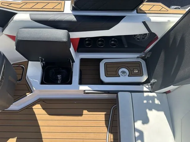 Slide: The Image of Nautique Super Air Nautique S21 2024 - 25