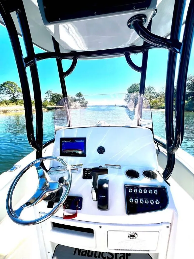 Slide: The Image of NauticStar 2102 Legacy CC 2023 - 4