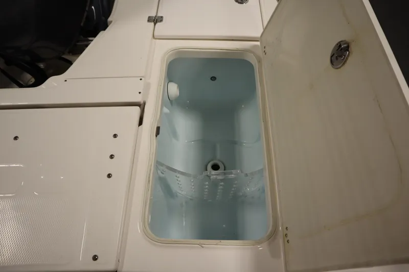 Slide: The Image of Robalo 246 Cayman 2022 - 58