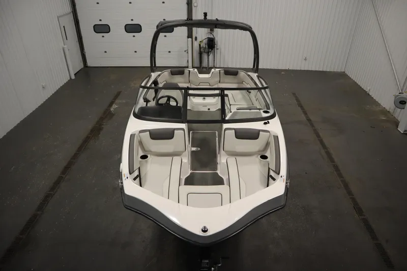 Slide: The Image of 2021 Yamaha Boats 190 AR in a spacious indoor showroom, top view. - 9
