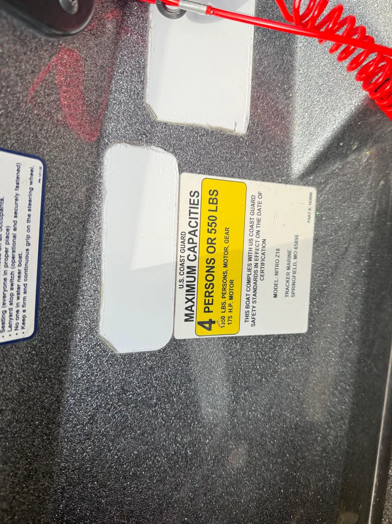 Slide: The Image of Capacity label on 2016 Nitro Z18 boat, maximum 4 persons or 550 lbs. - 12