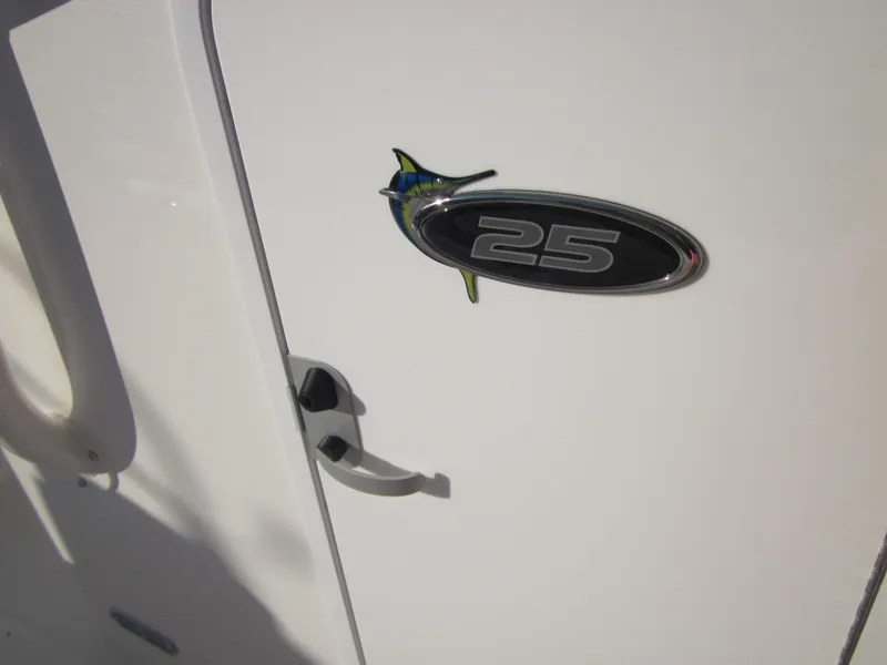 Slide: The Image of 2015 Regulator 25FS Center Console boat emblem and handle detail. - 8