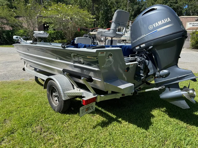 Slide: The Image of 2017 G3 20SC DLX boat with Yamaha motor on trailer, parked on grass. - 4
